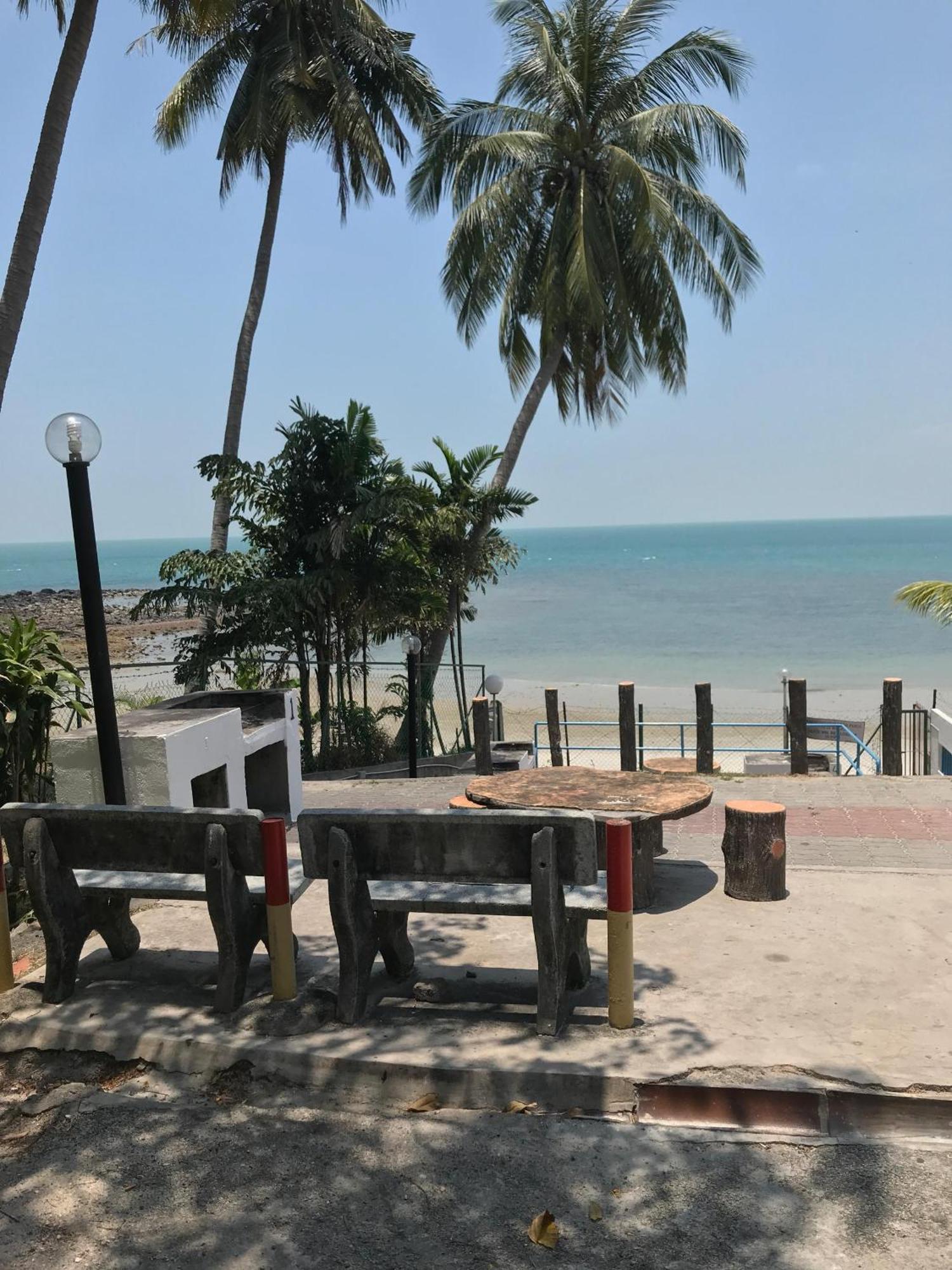 Newly Renovated Comfy Beachfront View At Seri Bulan Port Dickson Exterior foto