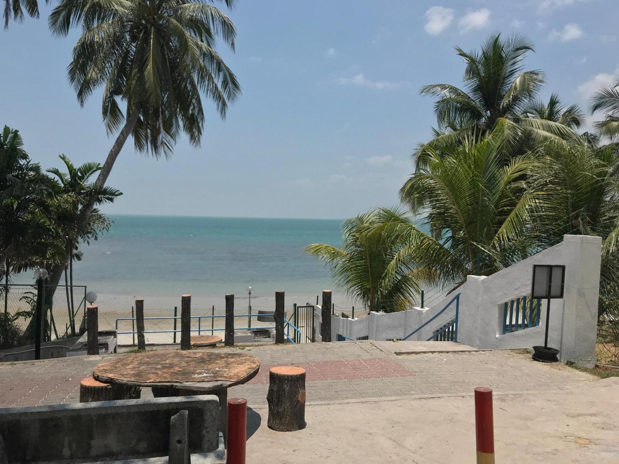 Newly Renovated Comfy Beachfront View At Seri Bulan Port Dickson Exterior foto